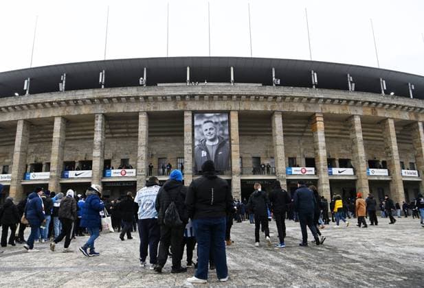 Fussball, Herren, Saison 2023 2024, 2. Bundesliga (18. Spieltag), Hertha BSC - Fortuna Düsseldorf, Gedenken an den verstorbenen Präsidenten Kay Bernstein (Hertha BSC), im Bild: Fans vor der Ostkurve des Olympiastadions, dort hängt ein Foto von Kay Bernstein, 21.01. 2024,