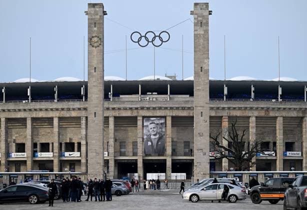 Fussball, Herren, Saison 2023 2024, 2. Bundesliga (18. Spieltag), Hertha BSC - Fortuna Düsseldorf, Gedenken an den verstorbenen Präsidenten Kay Bernstein (Hertha BSC), im Bild: am Osttor des Olympiastadions hängt ein riesiges Foto von Kay Bernstein, 21.01. 2024,