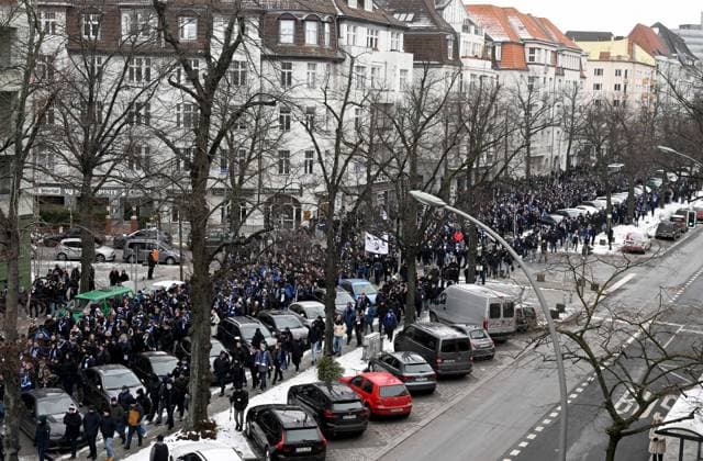 Fussball, Herren, Saison 2023 2024, 2. Bundesliga (18. Spieltag), Hertha BSC - Fortuna Düsseldorf, Gedenken an den verstorbenen Präsidenten Kay Bernstein (Hertha BSC), im Bild: Trauermarsch der Fans und Ultras für den verstorbenen Präsidenten Kay Bernstein (Hertha BSC), hier in der Reichsstraße, 21.01. 2024,