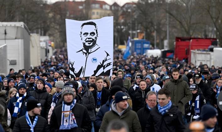 Fussball, Herren, Saison 2023 2024, 2. Bundesliga (18. Spieltag), Hertha BSC - Fortuna Düsseldorf, Gedenken an den verstorbenen Präsidenten Kay Bernstein (Hertha BSC), im Bild: Trauermarsch der Fans und Ultras, hier in der Olympischen Straße, Doppelhalter mit Bild von Kay Bernstein, 21.01. 2024,