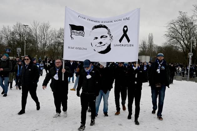 Fussball, Herren, Saison 2023 2024, 2. Bundesliga (18. Spieltag), Hertha BSC - Fortuna Düsseldorf, Gedenken an den verstorbenen Präsidenten Kay Bernstein (Hertha BSC), im Bild: Trauermarsch der Fans und Ultras, hier auf dem Olympischen Platz, Doppelhalter mit Bild von Kay Bernstein, für immer einer von uns, 21.01. 2024,