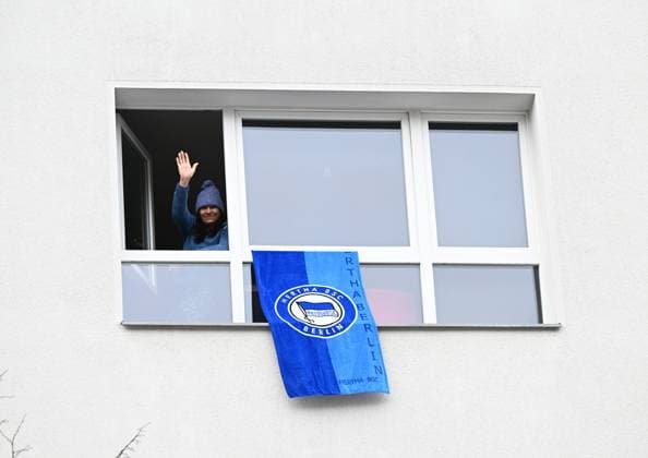 Fussball, Herren, Saison 2023 2024, 2. Bundesliga (18. Spieltag), Hertha BSC - Fortuna Düsseldorf, Gedenken an den verstorbenen Präsidenten Kay Bernstein (Hertha BSC), im Bild: Trauermarsch der Fans und Ultras, hier in der Reichsstraße, Anhängerin am Fenster, 21.01. 2024,