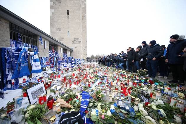 21.01.2024, xtgx, Fussball 2.Bundesliga, Hertha BSC Berlin - Fortuna Duesseldorf emspor, v.l. Trauer um Praesident Präsident Kay Bernstein (Hertha BSC Berlin) vor dem Olympiastadion Blumen, Kerzen, Kondolenz, Fahnen, Schals (DFL DFB REGULATIONS PROHIBIT ANY USE OF PHOTOGRAPHS as IMAGE SEQUENCES and or QUASI-VIDEO) Berlin