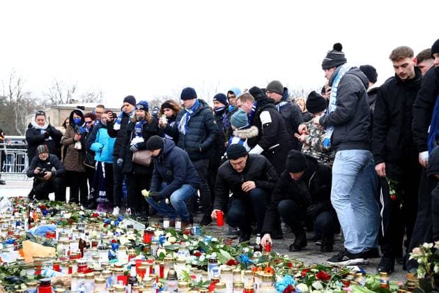 21.01.2024, xtgx, Fussball 2.Bundesliga, Hertha BSC Berlin - Fortuna Duesseldorf emspor, v.l. Trauer um Praesident Präsident Kay Bernstein (Hertha BSC Berlin) vor dem Olympiastadion Blumen, Kerzen, Kondolenz, Fahnen, Schals (DFL DFB REGULATIONS PROHIBIT ANY USE OF PHOTOGRAPHS as IMAGE SEQUENCES and or QUASI-VIDEO) Berlin