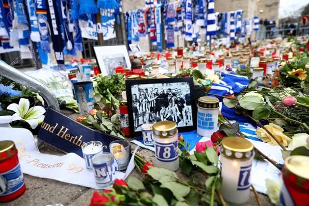 21.01.2024, xtgx, Fussball 2.Bundesliga, Hertha BSC Berlin - Fortuna Duesseldorf emspor, v.l. Trauer um Praesident Präsident Kay Bernstein (Hertha BSC Berlin) vor dem Olympiastadion Blumen, Kerzen, Kondolenz, Fahnen, Schals (DFL DFB REGULATIONS PROHIBIT ANY USE OF PHOTOGRAPHS as IMAGE SEQUENCES and or QUASI-VIDEO) Berlin
