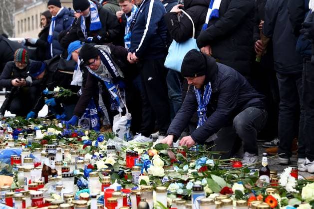 21.01.2024, xtgx, Fussball 2.Bundesliga, Hertha BSC Berlin - Fortuna Duesseldorf emspor, v.l. Trauer um Praesident Präsident Kay Bernstein (Hertha BSC Berlin) vor dem Olympiastadion Blumen, Kerzen, Kondolenz, Fahnen, Schals (DFL DFB REGULATIONS PROHIBIT ANY USE OF PHOTOGRAPHS as IMAGE SEQUENCES and or QUASI-VIDEO) Berlin