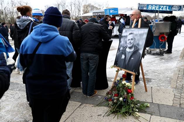 21.01.2024, xtgx, Fussball 2.Bundesliga, Hertha BSC Berlin - Fortuna Duesseldorf emspor, v.l. Trauer um Praesident Präsident Kay Bernstein (Hertha BSC Berlin) vor dem Olympiastadion Blumen, Kerzen, Kondolenz, Fahnen, Schals (DFL DFB REGULATIONS PROHIBIT ANY USE OF PHOTOGRAPHS as IMAGE SEQUENCES and or QUASI-VIDEO) Berlin