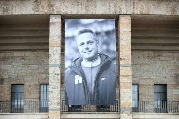 21.01.2024, xtgx, Fussball 2.Bundesliga, Hertha BSC Berlin - Fortuna Duesseldorf emspor, v.l. Trauer um Praesident Präsident Kay Bernstein (Hertha BSC Berlin) vor dem Olympiastadion Blumen, Kerzen, Kondolenz, Fahnen, Schals (DFL DFB REGULATIONS PROHIBIT ANY USE OF PHOTOGRAPHS as IMAGE SEQUENCES and or QUASI-VIDEO) Berlin