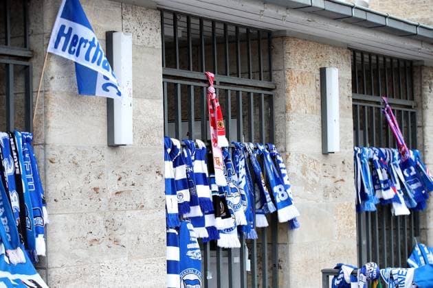 21.01.2024, xtgx, Fussball 2.Bundesliga, Hertha BSC Berlin - Fortuna Duesseldorf emspor, v.l. Trauer um Praesident Präsident Kay Bernstein (Hertha BSC Berlin) vor dem Olympiastadion Blumen, Kerzen, Kondolenz, Fahnen, Schals (DFL DFB REGULATIONS PROHIBIT ANY USE OF PHOTOGRAPHS as IMAGE SEQUENCES and or QUASI-VIDEO) Berlin