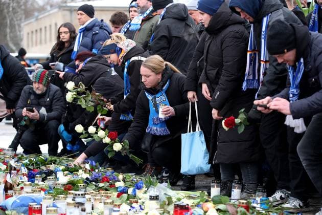 21.01.2024, xtgx, Fussball 2.Bundesliga, Hertha BSC Berlin - Fortuna Duesseldorf emspor, v.l. Trauer um Praesident Präsident Kay Bernstein (Hertha BSC Berlin) vor dem Olympiastadion Blumen, Kerzen, Kondolenz, Fahnen, Schals (DFL DFB REGULATIONS PROHIBIT ANY USE OF PHOTOGRAPHS as IMAGE SEQUENCES and or QUASI-VIDEO) Berlin