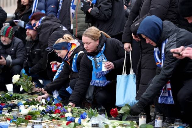 21.01.2024, xtgx, Fussball 2.Bundesliga, Hertha BSC Berlin - Fortuna Duesseldorf emspor, v.l. Trauer um Praesident Präsident Kay Bernstein (Hertha BSC Berlin) vor dem Olympiastadion Blumen, Kerzen, Kondolenz, Fahnen, Schals (DFL DFB REGULATIONS PROHIBIT ANY USE OF PHOTOGRAPHS as IMAGE SEQUENCES and or QUASI-VIDEO) Berlin