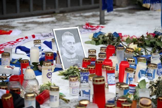 21.01.2024, xtgx, Fussball 2.Bundesliga, Hertha BSC Berlin - Fortuna Duesseldorf emspor, v.l. Trauer um Praesident Präsident Kay Bernstein (Hertha BSC Berlin) vor dem Olympiastadion Blumen, Kerzen, Kondolenz, Fahnen, Schals (DFL DFB REGULATIONS PROHIBIT ANY USE OF PHOTOGRAPHS as IMAGE SEQUENCES and or QUASI-VIDEO) Berlin