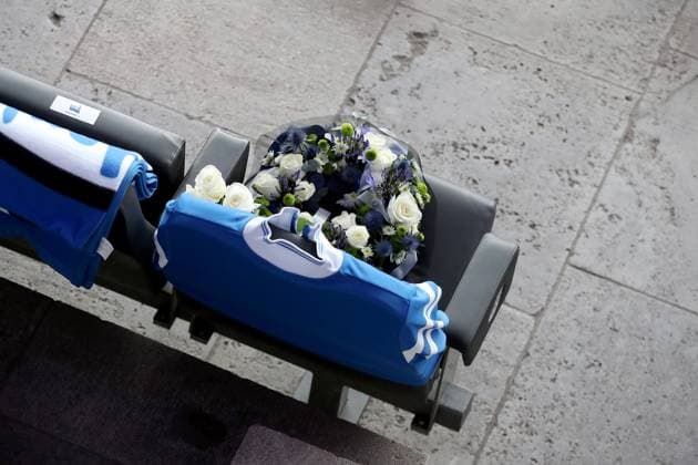 21.01.2024, xtgx, Fussball 2.Bundesliga, Hertha BSC Berlin - Fortuna Duesseldorf emspor, v.l. Trauer um Praesident Präsident Kay Bernstein (Hertha BSC Berlin) Blumen, Kerzen, Kondolenz, Fahnen, Schals, Fans legen etwas an seinem Sitzplatz ab (DFL DFB REGULATIONS PROHIBIT ANY USE OF PHOTOGRAPHS as IMAGE SEQUENCES and or QUASI-VIDEO) Berlin