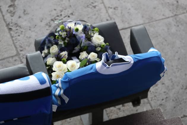 21.01.2024, xtgx, Fussball 2.Bundesliga, Hertha BSC Berlin - Fortuna Duesseldorf emspor, v.l. Trauer um Praesident Präsident Kay Bernstein (Hertha BSC Berlin) Blumen, Kerzen, Kondolenz, Fahnen, Schals, Fans legen etwas an seinem Sitzplatz ab (DFL DFB REGULATIONS PROHIBIT ANY USE OF PHOTOGRAPHS as IMAGE SEQUENCES and or QUASI-VIDEO) Berlin