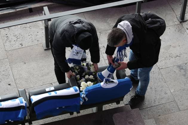 21.01.2024, xtgx, Fussball 2.Bundesliga, Hertha BSC Berlin - Fortuna Duesseldorf emspor, v.l. Trauer um Praesident Präsident Kay Bernstein (Hertha BSC Berlin) Blumen, Kerzen, Kondolenz, Fahnen, Schals, Fans legen etwas an seinem Sitzplatz ab (DFL DFB REGULATIONS PROHIBIT ANY USE OF PHOTOGRAPHS as IMAGE SEQUENCES and or QUASI-VIDEO) Berlin