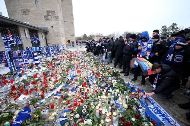 21.01.2024, xtgx, Fussball 2.Bundesliga, Hertha BSC Berlin - Fortuna Duesseldorf emspor, v.l. Trauer um Praesident Präsident Kay Bernstein (Hertha BSC Berlin) vor dem Olympiastadion Blumen, Kerzen, Kondolenz, Fahnen, Schals (DFL DFB REGULATIONS PROHIBIT ANY USE OF PHOTOGRAPHS as IMAGE SEQUENCES and or QUASI-VIDEO) Berlin
