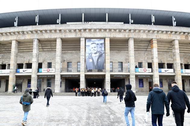 21.01.2024, xtgx, Fussball 2.Bundesliga, Hertha BSC Berlin - Fortuna Duesseldorf emspor, v.l. Trauer um Praesident Präsident Kay Bernstein (Hertha BSC Berlin) vor dem Olympiastadion Blumen, Kerzen, Kondolenz, Fahnen, Schals (DFL DFB REGULATIONS PROHIBIT ANY USE OF PHOTOGRAPHS as IMAGE SEQUENCES and or QUASI-VIDEO) Berlin
