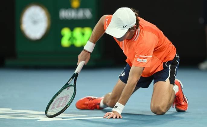 TENNIS AUSTRALIAN OPEN, Alex de Minaur of Australia slips during his 4th round match against Andrey Rublev of Russia on Day 8 of the 2024 Australian Open at Melbourne Park in Melbourne, Sunday, January 21, 2024. ( NO ARCHIVING, EDITORIAL USE ONLY, NO USE IN BOOKS WITHOUT CONSENT MELBOURNE VICTORIA AUSTRALIA  Copyright: xLUKASxCOCHx 20240121001891745881