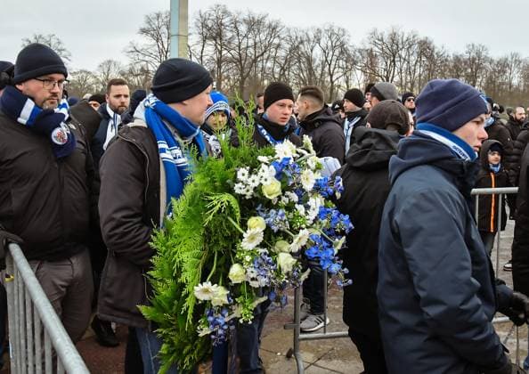 Fussball 2. Bundesliga, Hertha BSC - Fortuna Duesseldorf 21.01.2024, xdanx, Fussball 2. Bundesliga, Hertha BSC - Fortuna Duesseldorf, v.l. In Gedanken an Kay Bernstein, Präsident von Hertha BSC, Ostkurve am Haupteingang Hertha Fans bringen Blumen Kränze mit. (DFL DFB REGULATIONS PROHIBIT ANY USE OF PHOTOGRAPHS as IMAGE SEQUENCES and or QUASI-VIDEO) Foto: Daniel Lakomski Mix1 Berlin Olympiastadion Berlin Berlin Deutschland (DE)