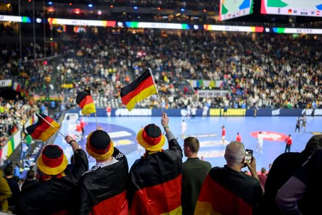 Feature, Deutschland Fans schwingen ihre Fahnen, Uebersicht LanxessArena, Deutschland (GER) vs. Oesterreich (AUT) 22:22, 2. Spieltag Hauptrunde Main Round in Koeln, am 20.01.2024 Handball Europameisterschaft der Maenner, vom 10.01 - 28.01.2024 in Deutschland Germany *** Feature, Germany fans wave their flags, Overview LanxessArena, Germany GER vs Austria AUT 22 22, 2 Matchday Main Round Main Round in Cologne, on 20 01 2024 European Mens Handball Championship, from 10 01 28 01 2024 in Germany Germany