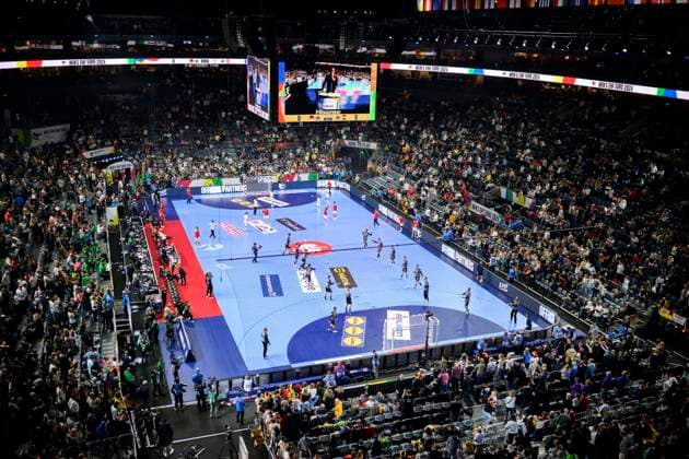Feature, Uebersicht LanxessArena, beim warm machen der Teams Deutschland (GER) vs. Oesterreich (AUT) 22:22, 2. Spieltag Hauptrunde Main Round in Koeln, am 20.01.2024 Handball Europameisterschaft der Maenner, vom 10.01 - 28.01.2024 in Deutschland Germany *** Feature, Overview LanxessArena, warming up the teams Germany GER vs Austria AUT 22 22, 2 Matchday Main Round Main Round in Cologne, on 20 01 2024 European Mens Handball Championship, from 10 01 28 01 2024 in Germany Germany