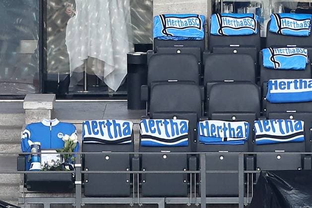 21.01.2024, xtgx, Fussball 2.Bundesliga, Hertha BSC Berlin - Fortuna Duesseldorf emspor, v.l. Trauer um Praesident Präsident Kay Bernstein (Hertha BSC Berlin) sein Platz auf der Tribuene Tribüne (DFL DFB REGULATIONS PROHIBIT ANY USE OF PHOTOGRAPHS as IMAGE SEQUENCES and or QUASI-VIDEO) Berlin