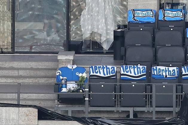 21.01.2024, xtgx, Fussball 2.Bundesliga, Hertha BSC Berlin - Fortuna Duesseldorf emspor, v.l. Trauer um Praesident Präsident Kay Bernstein (Hertha BSC Berlin) sein Platz auf der Tribuene Tribüne (DFL DFB REGULATIONS PROHIBIT ANY USE OF PHOTOGRAPHS as IMAGE SEQUENCES and or QUASI-VIDEO) Berlin
