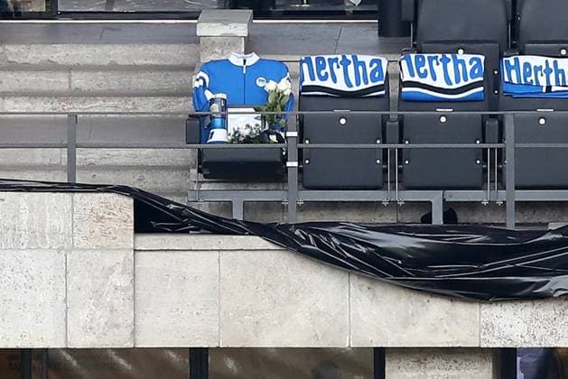 21.01.2024, xtgx, Fussball 2.Bundesliga, Hertha BSC Berlin - Fortuna Duesseldorf emspor, v.l. Trauer um Praesident Präsident Kay Bernstein (Hertha BSC Berlin) sein Platz auf der Tribuene Tribüne (DFL DFB REGULATIONS PROHIBIT ANY USE OF PHOTOGRAPHS as IMAGE SEQUENCES and or QUASI-VIDEO) Berlin