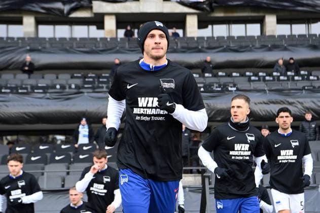 Fussball, Herren, Saison 2023 2024, 2. Bundesliga (18. Spieltag), Hertha BSC - Fortuna Düsseldorf, Gedenken an den verstorbenen Präsidenten Kay Bernstein (Hertha BSC), im Bild: Marton Dardai (Hertha BSC) mit speziellen T-Shirt mit der Aufschrift Wir Herthaner in tiefer Trauer, 21.01. 2024,