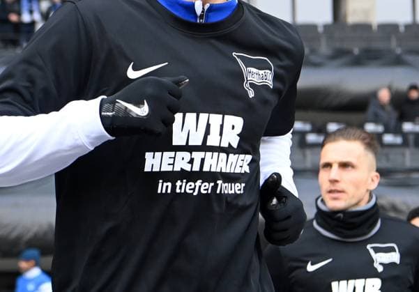 Fussball, Herren, Saison 2023 2024, 2. Bundesliga (18. Spieltag), Hertha BSC - Fortuna Düsseldorf, Gedenken an den verstorbenen Präsidenten Kay Bernstein (Hertha BSC), im Bild: Die Spieler von Hertha erwärmen sich in speziellen T-Shirts mit der Aufschrift Wir Herthaner in tiefer Trauer, 21.01. 2024,