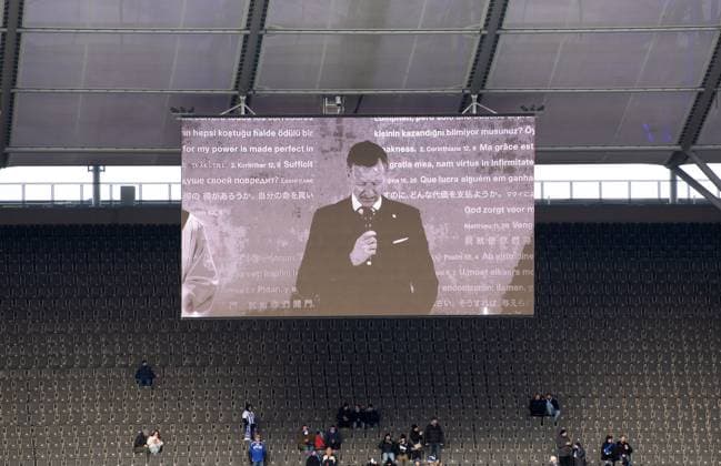 Fussball, Herren, Saison 2023 2024, 2. Bundesliga (18. Spieltag), Hertha BSC - Fortuna Düsseldorf, Gedenken an den verstorbenen Präsidenten Kay Bernstein (Hertha BSC), im Bild: der Gottesdienst aus der Kapelle wird im Stadion übertragen, 21.01. 2024,