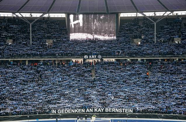 Fussball, Herren, Saison 2023 2024, 2. Bundesliga (18. Spieltag), Hertha BSC - Fortuna Düsseldorf, Gedenken an den verstorbenen Präsidenten Kay Bernstein (Hertha BSC), im Bild: Fans von Hertha mit Transparent: In Gedenken an Kay Bernstein, 21.01. 2024,