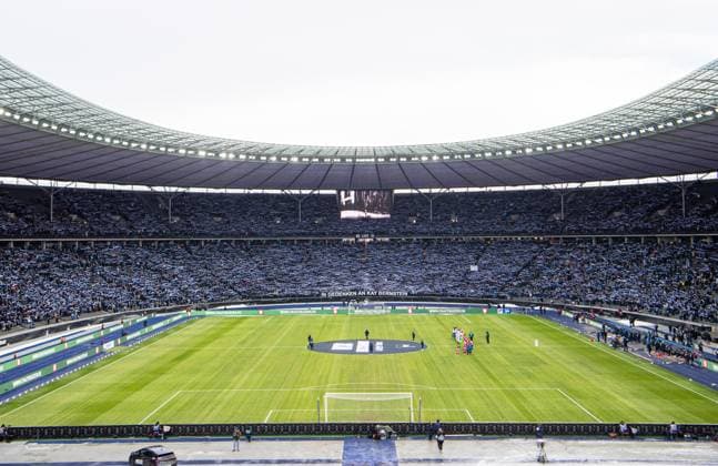 Fussball, Herren, Saison 2023 2024, 2. Bundesliga (18. Spieltag), Hertha BSC - Fortuna Düsseldorf, Gedenken an den verstorbenen Präsidenten Kay Bernstein (Hertha BSC), im Bild: Fans von Hertha mit Transparent: In Gedenken an Kay Bernstein, 21.01. 2024,