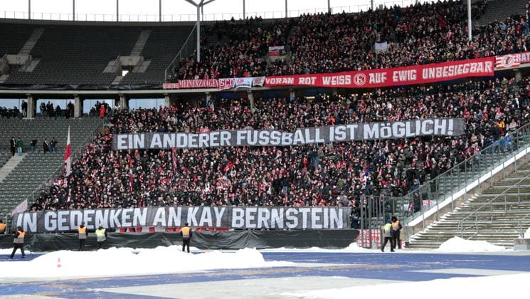 Düsseldorfer Fans mit Transparent Plakat, Trauer um Präsident Kay Bernstein, verstorben am 16.01.2024 Fußball Fussball DFL 2.Bundesliga Herren 18.Spieltag Saison 2023 2024 21.01.2024 Hertha BSC Berlin vs. Fortuna Düsseldorf DFL regulations prohibit any use of photographs as image sequences and or quasi-video