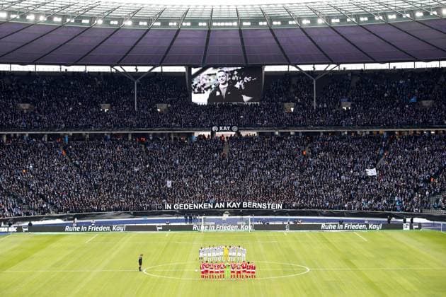 21.01.2024, xtgx, Fussball 2.Bundesliga, Hertha BSC Berlin - Fortuna Duesseldorf emspor, v.l. Schweigeminute fuer den verstorbenen Praesident Präsident Kay Bernstein (Hertha BSC Berlin) (DFL DFB REGULATIONS PROHIBIT ANY USE OF PHOTOGRAPHS as IMAGE SEQUENCES and or QUASI-VIDEO) Berlin