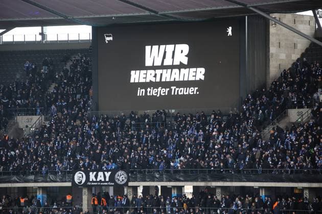 DEU, DFL, 2. FBL, Hertha BSC vs. Fortuna Duesseldorf, 21.01.2024, Berliner Olympiastadion, Berlin, DEU, DFL, 2. FBL, Hertha BSC vs. Fortuna Duesseldorf, im Bild Trauer der Hertha-Fans fuer Praesident Kay Bernstein (Hertha BSC Berlin) DFL - regulations prohibit any use of Photographs as image sequences and or quasi-video Foto: Juergen Engler nordphoto GmbH