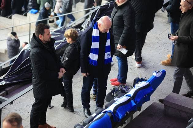 DEU, DFL, 2. FBL, Hertha BSC vs. Fortuna Duesseldorf, 21.01.2024, Berliner Olympiastadion, Berlin, DEU, DFL, 2. FBL, Hertha BSC vs. Fortuna Duesseldorf, im Bild Trauer der Hertha-Fans fuer Praesident Kay Bernstein (Hertha BSC Berlin), sein Sitzplatz mit Blumen und Megaphon Regierender Buergermeister von Berlin Kay Wegner DFL - regulations prohibit any use of Photographs as image sequences and or quasi-video Foto: Juergen Engler nordphoto GmbH