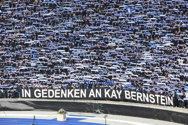 DEU, DFL, 2. FBL, Hertha BSC vs. Fortuna Duesseldorf, 21.01.2024, Berliner Olympiastadion, Berlin, DEU, DFL, 2. FBL, Hertha BSC vs. Fortuna Duesseldorf, im Bild Trauer der Hertha-Fans fuer Praesident Kay Bernstein (Hertha BSC Berlin), DFL - regulations prohibit any use of Photographs as image sequences and or quasi-video Foto: Juergen Engler nordphoto GmbH