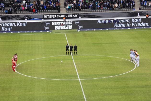 DEU, DFL, 2. FBL, Hertha BSC vs. Fortuna Duesseldorf, 21.01.2024, Berliner Olympiastadion, Berlin, DEU, DFL, 2. FBL, Hertha BSC vs. Fortuna Duesseldorf, im Bild Trauer der Hertha-Fans fuer Praesident Kay Bernstein (Hertha BSC Berlin), Gedenkminute DFL - regulations prohibit any use of Photographs as image sequences and or quasi-video Foto: Juergen Engler nordphoto GmbH