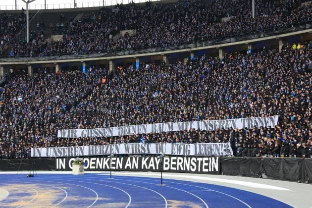 DEU, DFL, 2. FBL, Hertha BSC vs. Fortuna Duesseldorf, 21.01.2024, Berliner Olympiastadion, Berlin, DEU, DFL, 2. FBL, Hertha BSC vs. Fortuna Duesseldorf, im Bild Trauer der Hertha-Fans fuer Praesident Kay Bernstein (Hertha BSC Berlin), DFL - regulations prohibit any use of Photographs as image sequences and or quasi-video Foto: Juergen Engler nordphoto GmbH