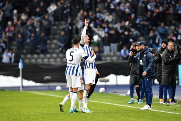 Fussball, Herren, Saison 2023 2024, 2. Bundesliga (18. Spieltag), Hertha BSC - Fortuna Düsseldorf, v. l. Andreas Bouchalakis (Hertha BSC), Haris Tabakovic (Hertha BSC) hält T-Shirt mit Aufschrift Wir Herthaner in tiefer Trauer hoch, Jubel nach Tor zum 1:0, 21.01. 2024,