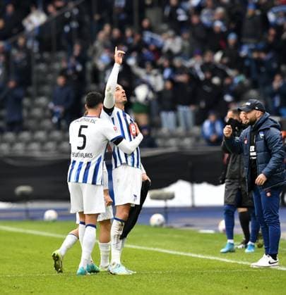 Fussball, Herren, Saison 2023 2024, 2. Bundesliga (18. Spieltag), Hertha BSC - Fortuna Düsseldorf, v. l. Andreas Bouchalakis (Hertha BSC), Haris Tabakovic (Hertha BSC) hält T-Shirt mit Aufschrift Wir Herthaner in tiefer Trauer hoch, Jubel nach Tor zum 1:0, 21.01. 2024,
