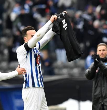 Fussball, Herren, Saison 2023 2024, 2. Bundesliga (18. Spieltag), Hertha BSC - Fortuna Düsseldorf, v. l. Michal Karbownik (Hertha BSC), Andreas Bouchalakis (Hertha BSC), Haris Tabakovic (Hertha BSC) hält T-Shirt mit Aufschrift Wir Herthaner in tiefer Trauer hoch, Jubel nach Tor zum 1:0, 21.01. 2024,
