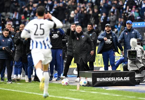 Fussball, Herren, Saison 2023 2024, 2. Bundesliga (18. Spieltag), Hertha BSC - Fortuna Düsseldorf, v. l. Haris Tabakovic (Hertha BSC), Sportdirektor Benjamin Weber (Hertha BSC), Trainer Pal Dardai (Hertha BSC), Co-Trainer Admir Hamzagic (Hertha BSC), Co-Trainer Tamas Bodog (Hertha BSC), Jubel nach Tor zum 1:0, 21.01. 2024,