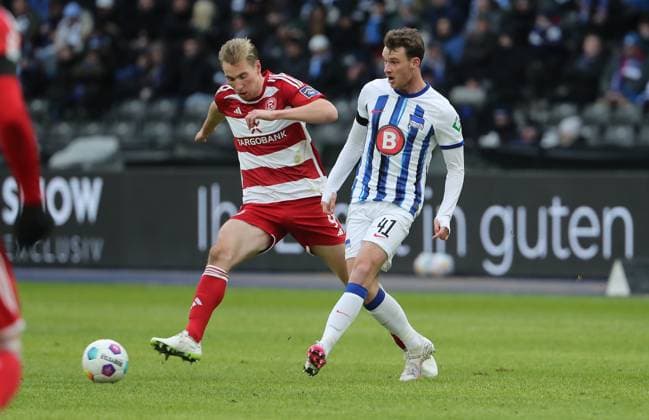 Vincent Vermeij, Pascal Klemens Zweikampf Spielszene Aktion Fußball Fussball DFL 2.Bundesliga Herren 18.Spieltag Saison 2023 2024 21.01.2024 Hertha BSC Berlin vs. Fortuna Düsseldorf DFL regulations prohibit any use of photographs as image sequences and or quasi-video