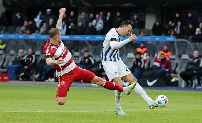 Andre Hoffmann, Haris Tabakovic erzielt das Tor zum 1:0 Zweikampf Spielszene Aktion Fußball Fussball DFL 2.Bundesliga Herren 18.Spieltag Saison 2023 2024 21.01.2024 Hertha BSC Berlin vs. Fortuna Düsseldorf DFL regulations prohibit any use of photographs as image sequences and or quasi-video