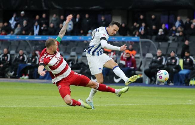 Andre Hoffmann, Haris Tabakovic erzielt das Tor zum 1:0 Zweikampf Spielszene Aktion Fußball Fussball DFL 2.Bundesliga Herren 18.Spieltag Saison 2023 2024 21.01.2024 Hertha BSC Berlin vs. Fortuna Düsseldorf DFL regulations prohibit any use of photographs as image sequences and or quasi-video