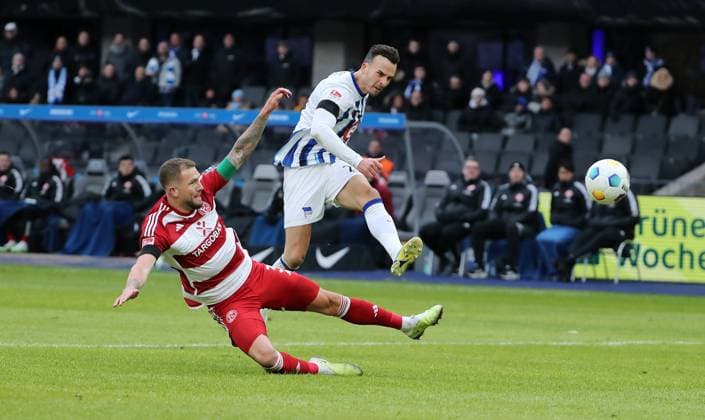 Andre Hoffmann, Haris Tabakovic erzielt das Tor zum 1:0 Zweikampf Spielszene Aktion Fußball Fussball DFL 2.Bundesliga Herren 18.Spieltag Saison 2023 2024 21.01.2024 Hertha BSC Berlin vs. Fortuna Düsseldorf DFL regulations prohibit any use of photographs as image sequences and or quasi-video
