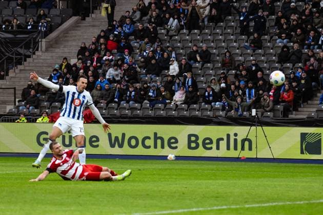 Fussball 2. Bundesliga, Hertha BSC - Fortuna Duesseldorf 21.01.2024, xdanx, Fussball 2. Bundesliga, Hertha BSC - Fortuna Duesseldorf, v.l. Andre Hoffmann (Fortuna Duesseldorf 3),Jubel nach dem 1:0 durch Haris Tabakovic (Hertha BSC 25) (DFL DFB REGULATIONS PROHIBIT ANY USE OF PHOTOGRAPHS as IMAGE SEQUENCES and or QUASI-VIDEO) Foto: Daniel Lakomski Mix1 Berlin Olympiastadion Berlin Berlin Deutschland (DE)