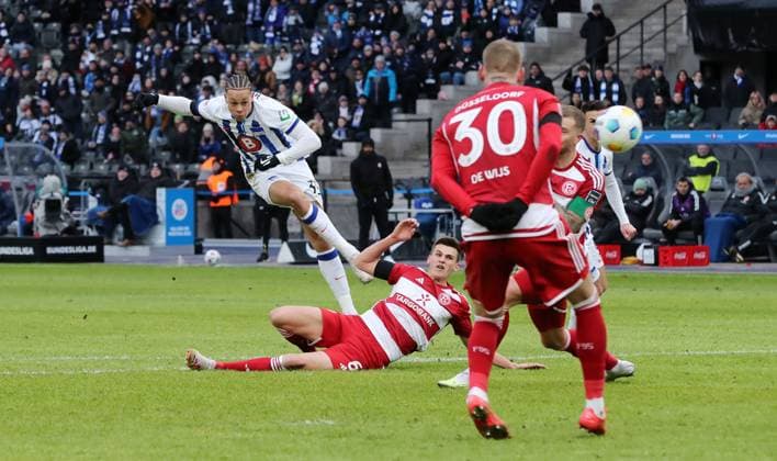 Sport Bilder des Tages Derry Scherhant erzielt das Tor zum 2:1, Yannik Engelhardt Zweikampf Spielszene Aktion Fußball Fussball DFL 2.Bundesliga Herren 18.Spieltag Saison 2023 2024 21.01.2024 Hertha BSC Berlin vs. Fortuna Düsseldorf DFL regulations prohibit any use of photographs as image sequences and or quasi-video